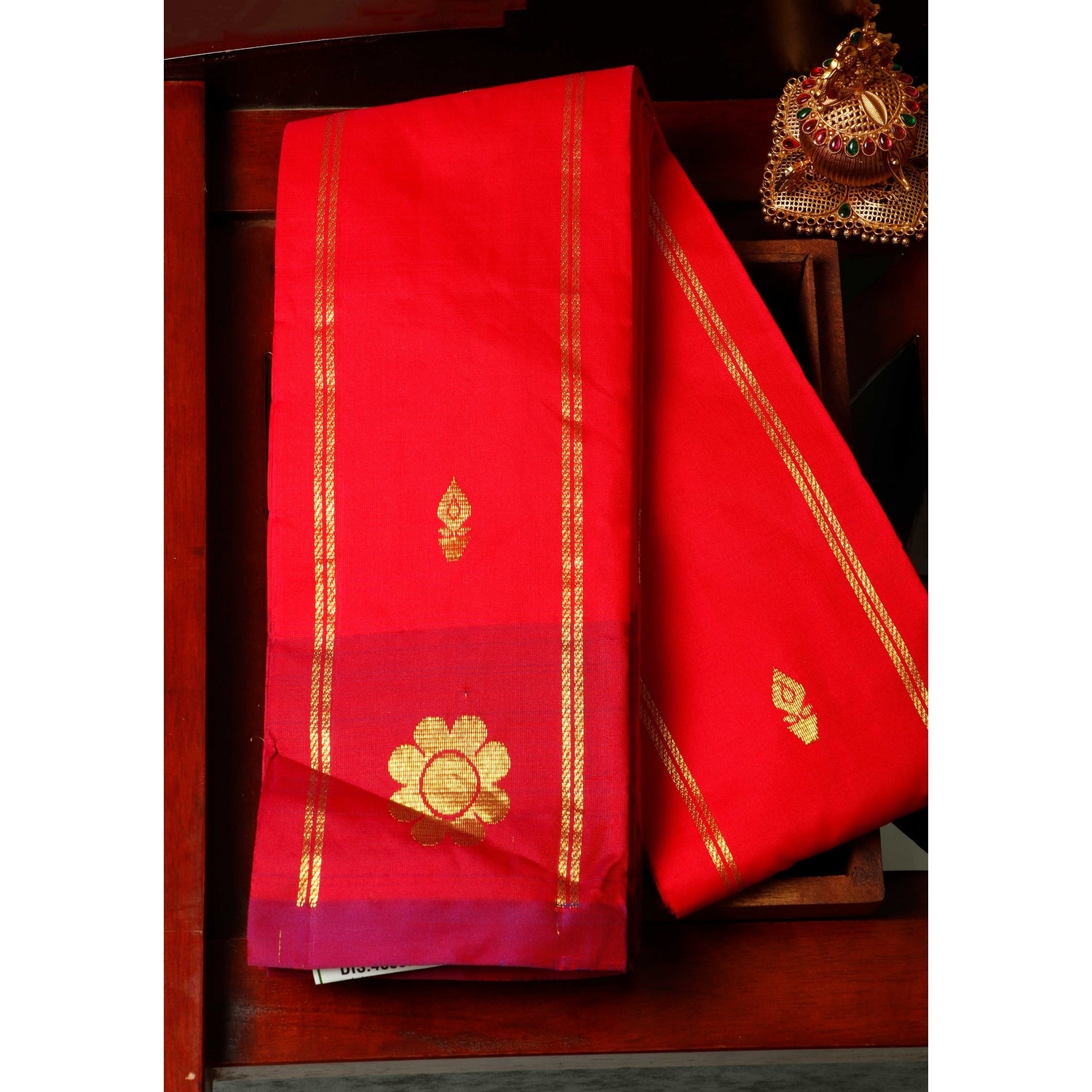 Red Colour Traditional Saree One Side Border Without Blouse